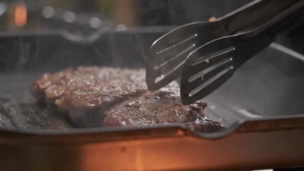 Sluit Professionele Chef Kok Grillen Vlees Filet Steak Langzame Beweging — Stockvideo