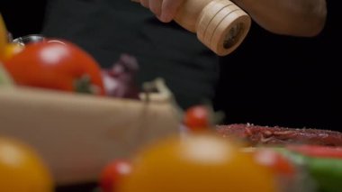 Profesyonel şef biber fileto et biftek, el biberi değirmeninden, yavaş çekim kapatın..