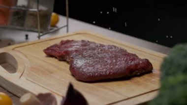 Profesyonel şef tuzlu et filetosu, yavaş çekimde kapatın.