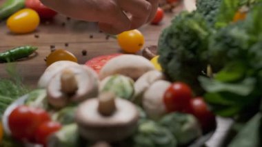 Tabakta mantar, sebze ve sebze var. Tabağın yanında sebzeler var. Yavaş çekim