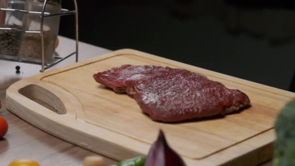 プロのシェフはフライパンに肉ステーキを用意します スローモーションを閉じます — ストック動画