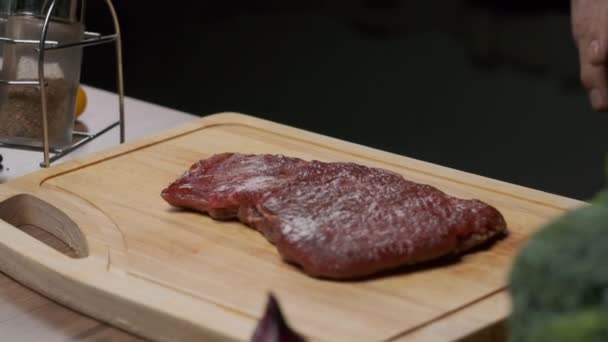 Profikoch Bereitet Fleischsteak Zum Braten Zeitlupe Großaufnahme — Stockvideo