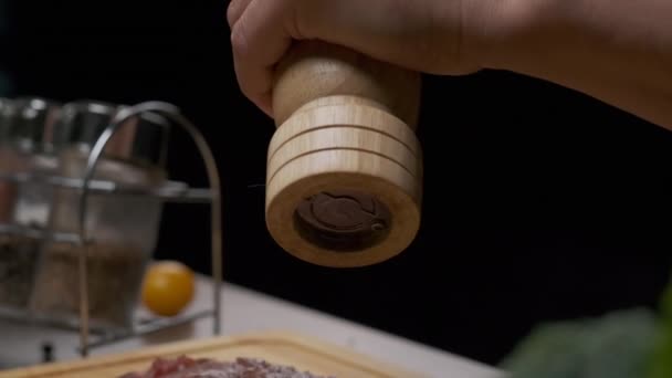 Επαγγελματική Chef Πιπεριές Κρέας Φιλέτο Μπριζόλα Από Χέρι Μύλο Πιπέρι — Αρχείο Βίντεο