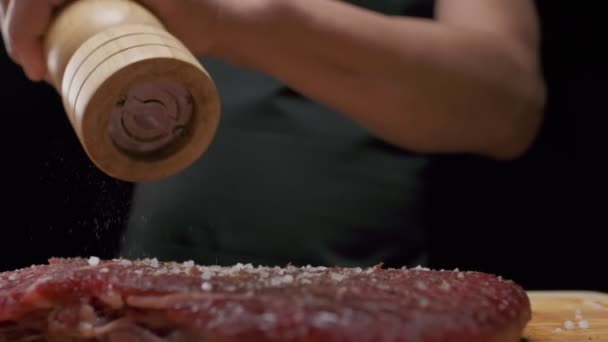 Bife Filé Carne Pimentão Chef Profissional Moinho Pimenta Mão Close — Vídeo de Stock