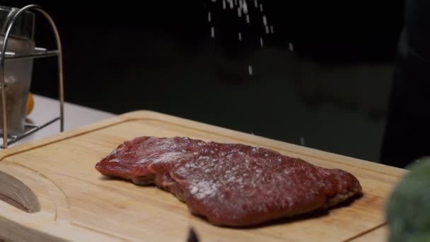 Chef Profesional Salazón Filete Carne Cerca Cámara Lenta — Vídeos de Stock