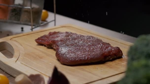 Profesjonalny Szef Kuchni Soląc Mięso Filet Stek Zamknąć Zwolnione Tempo — Wideo stockowe
