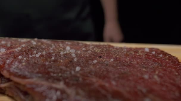 专业主厨腌制肉片牛排 闭合慢动作 — 图库视频影像