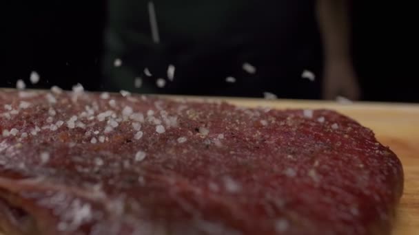 Profesionální Šéfkuchař Solení Maso Filet Steak Zavřít Zpomalený Film — Stock video