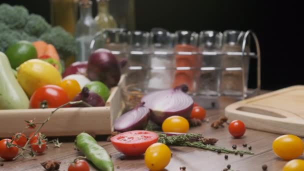 야채와 야채를 놓는다 — 비디오