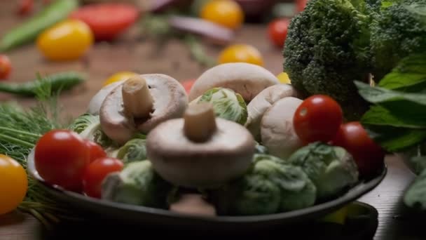 Prato Com Cogumelos Legumes Verduras Mesa Alguns Vegetais Estão Perto — Vídeo de Stock
