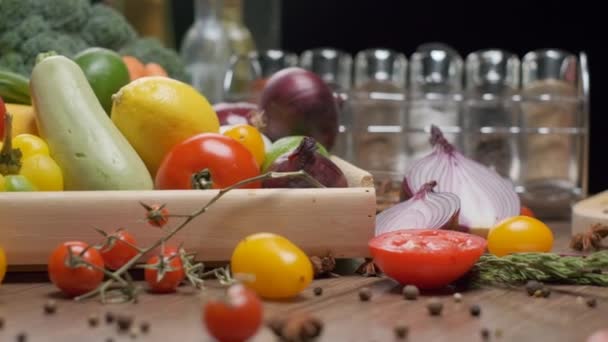 Mutfak Masasında Taze Sebze Baharat Kavanozları Var Önünde Kırmızı Soğan — Stok video