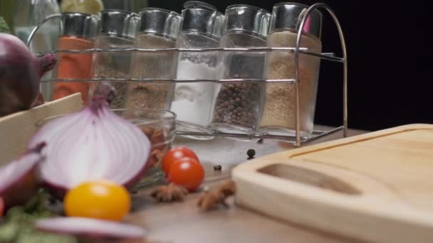 Verduras Frescas Frascos Especias Mesa Cocina Cebolla Roja Picada Frente — Vídeos de Stock