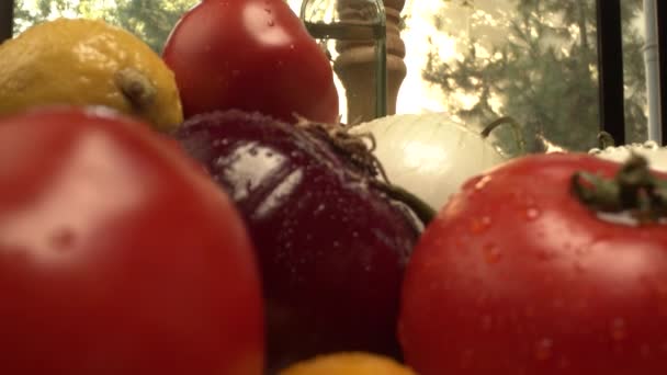 Свежие Овощи Коробке Кухонном Столе Камеры Крупным Планом Бутылки Уксусом — стоковое видео