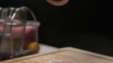 Profesyonel şef biberli tavuk fileto biftek, el biberi değirmeninden, yavaş çekim kapatın..