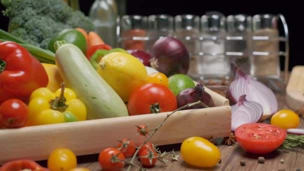 Φρέσκα Λαχανικά Ξύλινο Κουτί Στο Τραπέζι Της Κουζίνας Μερικά Ψιλοκομμένα — Αρχείο Βίντεο