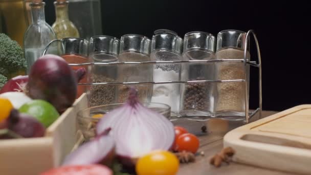 Légumes Frais Bocaux Épices Sur Table Cuisine Oignon Rouge Haché — Video