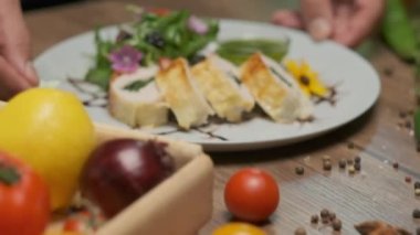 Taze sebzeli masa, baharat ve ıspanaklı tavuk dürümü yeşillik, çiçek süslemeleri ve yeşil yağlı bir tabakta güzelce servis edilir.