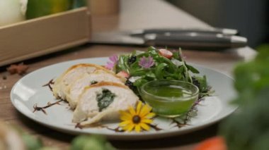 Tabağı ıspanaklı tavuk rulosu, yeşillik ve yağla servis ediyorum.