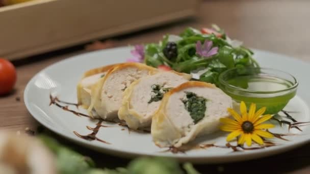 Csirketekercs Spenóttal Szépen Tálalva Zöldekkel Virágdíszítéssel Zöld Olajjal — Stock videók