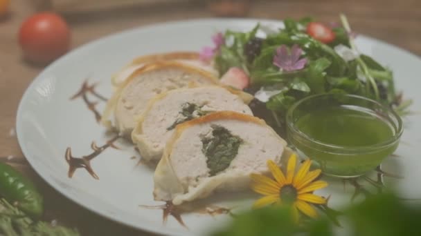 Csirketekercs Spenóttal Szépen Tálalva Zöldekkel Virágdíszítéssel Zöld Olajjal — Stock videók
