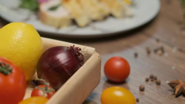 Mesa Con Verduras Frescas Especias Rollo Pollo Con Espinacas Bien — Vídeo de stock