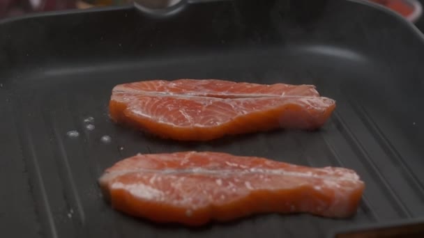 Großaufnahme Professioneller Koch Grillt Rotes Fischfilet Steak Zeitlupe — Stockvideo
