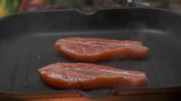 Close Chef Profissional Grelhar Filé Peixe Vermelho Movimento Lento — Vídeo de Stock