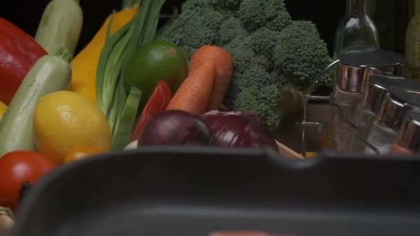 Close Chef Profissional Grelhar Filé Peixe Vermelho Movimento Lento — Vídeo de Stock