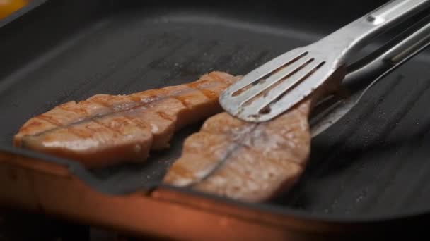 Großaufnahme Professioneller Koch Grillt Rotes Fischfilet Steak Zeitlupe — Stockvideo
