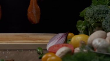 Profesyonel şef kırmızı balık bifteğini kızartma için hazırlar. Ağır çekimde kapat.