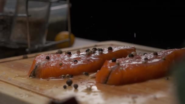 Chef Professionista Spruzza Limone Sulla Bistecca Pesce Rosso Close Rallentatore — Video Stock