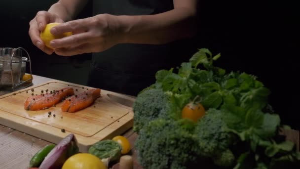 Profesyonel Şef Kırmızı Balık Bifteğine Limon Serper Ağır Çekimde Kapat — Stok video