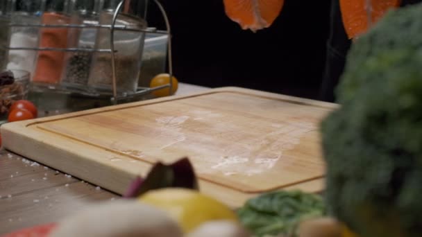 Chef Profissional Prepara Bife Peixe Vermelho Para Fritar Fechar Câmera — Vídeo de Stock