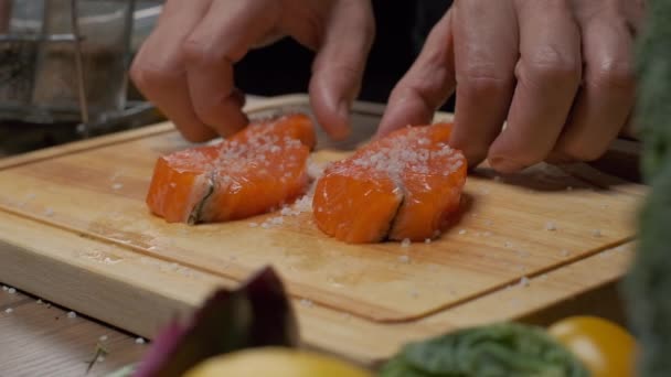 Chef Profissional Prepara Bife Peixe Vermelho Para Fritar Fechar Câmera — Vídeo de Stock