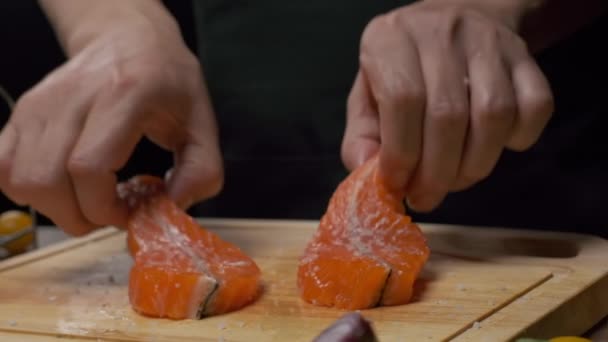 Professionele Chef Kok Bereidt Rode Vis Biefstuk Voor Het Bakken — Stockvideo