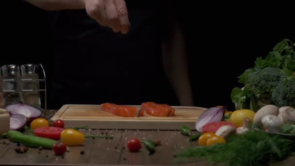 Chef Profesional Salando Filete Pescado Rojo Primer Plano Cámara Lenta — Vídeo de stock