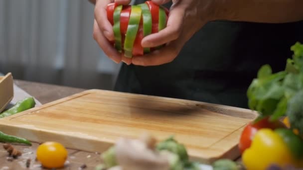 Chef Profissional Prepara Pimentão Vermelho Verde Fechar Câmera Lenta — Vídeo de Stock