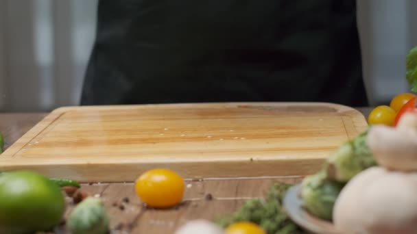 Chef Profesional Prepara Pimiento Rojo Verde Primer Plano Cámara Lenta — Vídeos de Stock