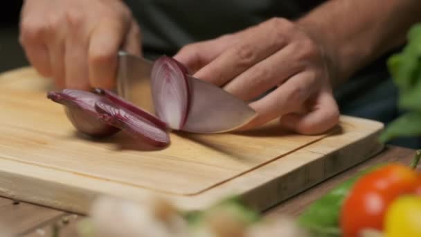 Chef Profissional Prepara Corta Cebola Vermelha Fechar Câmera Lenta — Vídeo de Stock