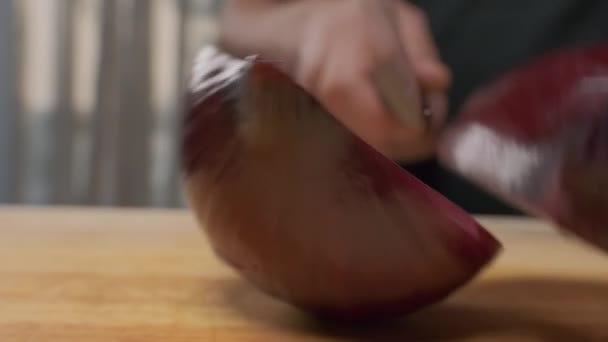 Chef Profissional Prepara Corta Cebola Vermelha Fechar Câmera Lenta — Vídeo de Stock
