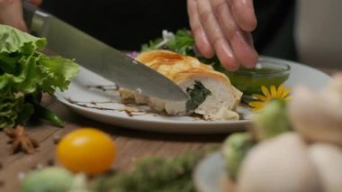 Ispanaklı tavuk rulosu servis ediyorum. Tabakta yeşiller ve yeşil yağ var. Eller yukarı, yavaş çekim..