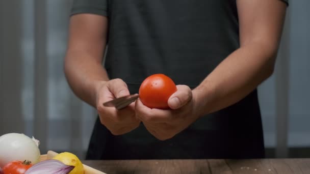 Chef Profissional Corta Tomate Enquanto Segura Fechar Câmera Lenta — Vídeo de Stock