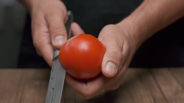 Chef Profesional Corta Tomate Mientras Sostiene Primer Plano Cámara Lenta — Vídeos de Stock