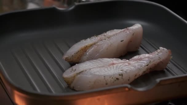 プロのシェフが白身魚の切り身ステーキを焼くのを閉じます スローモーション — ストック動画