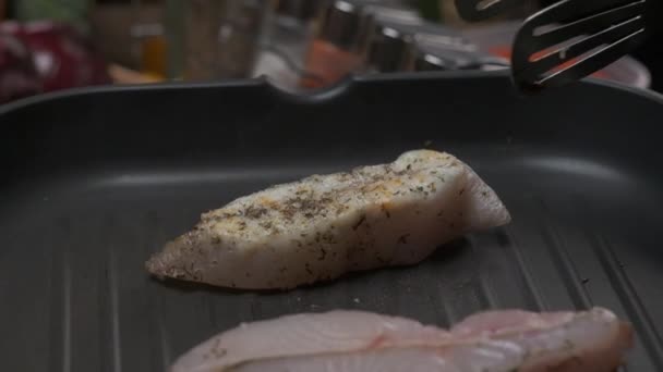 Chiudi Chef Professionista Grigliare Bistecca Filetto Pesce Bianco Rallentatore — Video Stock