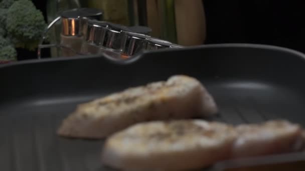 プロのシェフが白身魚の切り身ステーキを焼くのを閉じます スローモーション — ストック動画