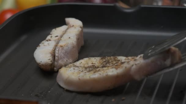 Primer Plano Profesional Chef Asar Filete Pescado Blanco Movimiento Lento — Vídeo de stock