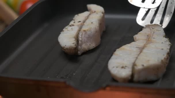 Chiudi Chef Professionista Grigliare Bistecca Filetto Pesce Bianco Rallentatore — Video Stock