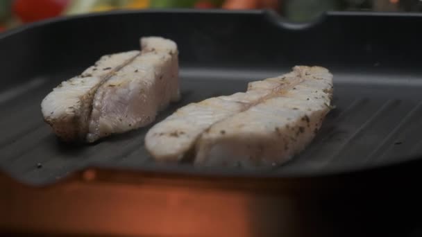 Primer Plano Profesional Chef Asar Filete Pescado Blanco Movimiento Lento — Vídeo de stock