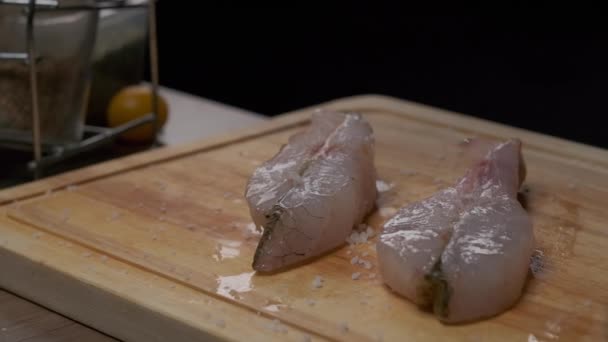 Chef Profesional Salazón Filete Pescado Blanco Primer Plano Cámara Lenta — Vídeos de Stock